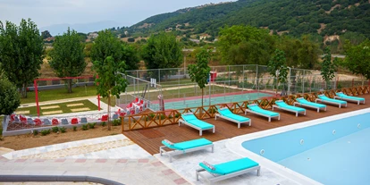 Place de parking pour camping-car - Wohnwagen erlaubt - Grèce - Swimming pool
Basketball Court
Mini Summer Cinema - Ioannina Camping Glamping