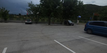 Motorhome parking space - Umgebungsschwerpunkt: am Land - Greece - PARKING LOT - Ioannina Camping Glamping