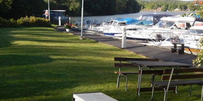 Parkeerplaats voor camper - Angelmöglichkeit - Zuid-Zweden - lawn - Kinda Boat Club