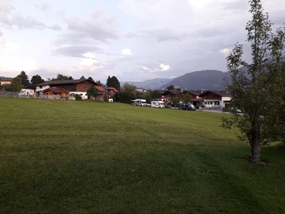 Reisemobilstellplatz - Stromanschluss - Laubichl - Unser Hof mit Blick nach Maria Alm - Sonnleitenhof