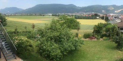 Reisemobilstellplatz - WLAN: nur um die Rezeption vorhanden - Grenzach-Wyhlen - Aussicht im Garten hinter dem Haus, Stellplatz ist vor dem Haus - Idylle im Mittelland der Schweiz