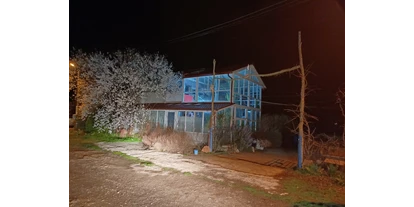 Parkeerplaats voor camper - Bulgarije - Unser Wintergartenhaus neben dem Stellplatz  - Herbs& Eggs 