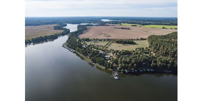 Reisemobilstellplatz - Duschen - Mecklenburg-Vorpommern - Luftaufnahme des Ahoi Camps Canow - Ahoi Camp Canow