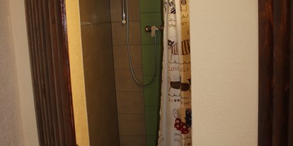 Reisemobilstellplatz - Entsorgung Toilettenkassette - Rumänien - So sehen unsere Duschen aus - Camping Countryside Retezat