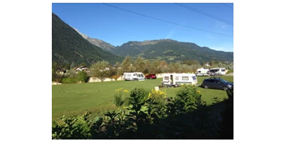 Reisemobilstellplatz - Duschen - Laubichl - Blick auf Campingplatz und Gebirge - Camping Martina