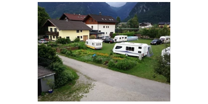 Reisemobilstellplatz - Duschen - Laubichl - Blick auf Gemüsegarten von Martina, Stellfläche, Gebirge und Bluntautal im Hintergrund - Camping Martina