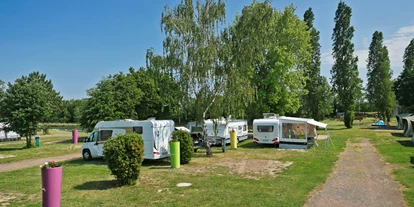 Reisemobilstellplatz - Tennis - Gleisweiler - Reisemobilstellplätze am KNAUS Campingpark Bad Dürkheim