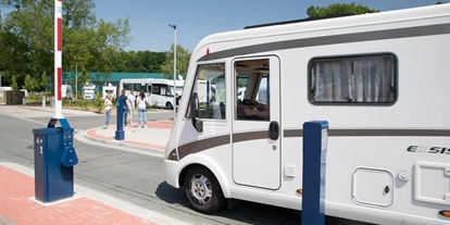 Plaza de aparcamiento para autocaravanas - öffentliche Verkehrsmittel - Jade - Schrankenanlage - Wohnmobilstellplatz am Badepark