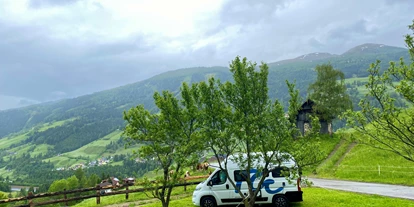Reisemobilstellplatz - Wohnwagen erlaubt - Sankt Margarethen im Lungau - Stellplatz mit Aussicht - Sonnige Wiese am Bergbauernhof mit Aussicht 