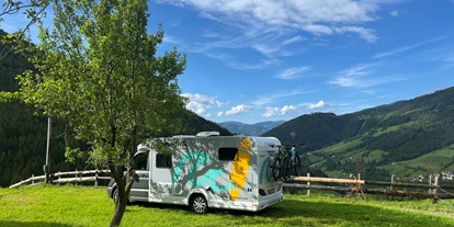 Reisemobilstellplatz - Wohnwagen erlaubt - Sankt Margarethen im Lungau - Stellplatz am Bio-Bergbauernhof - Sonnige Wiese am Bergbauernhof mit Aussicht 