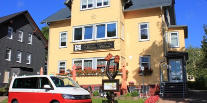 Motorhome parking space - Wohnwagen erlaubt - Obermaßfeld-Grimmenthal - Unser Café-Restaurant "Haus Flora", direkt gegenüber dem Stellplatz,
mit Shuttleservice - Wohnmobilstellplatz Oberhof