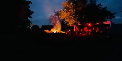 Posto auto camper - Kelbra - Wie ein Cowboy sitzen nachst am Lagerfeuer … - Stellplatz auf Streuobstwiese gegenüber vom Kyffhäuser
