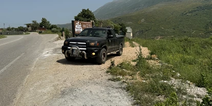 Motorhome parking space - Umgebungsschwerpunkt: Berg - Albania - The entrance from the main road - Rv Parking & Camping Wild River