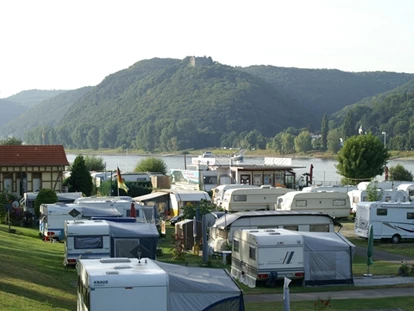 Motorhome parking space - Hallenbad - Kescheid - Blick auf Burg Rheineck - Wellness-Rheinpark-Camping Bad Hönningen