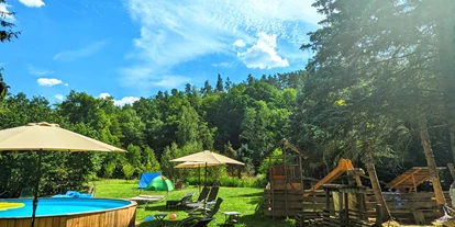 Posto auto camper - Wintercamping - Neusiß - Pool mit Liegewiese und Tiergehegen - Gästehaus Stein