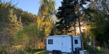 Place de parking pour camping-car - WLAN: teilweise vorhanden - Neusiß - Abends am Teich - Gästehaus Stein