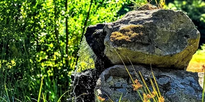 Reisemobilstellplatz - Umgebungsschwerpunkt: See - Dröbischau - Wasserfall am Teich - Gästehaus Stein