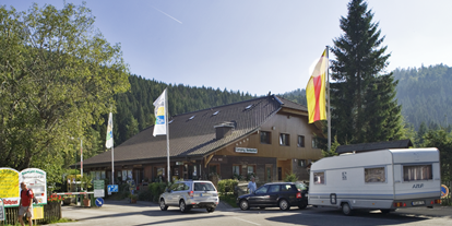 Reisemobilstellplatz - Umgebungsschwerpunkt: Berg - Das Gebäude mit den Sanitäranlagen und der Rezeption - Camping Bankenhof Hinterzarten am Titisee