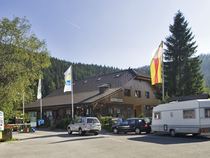 Reisemobilstellplatz - Umgebungsschwerpunkt: Berg - Das Gebäude mit den Sanitäranlagen und der Rezeption - Camping Bankenhof Hinterzarten am Titisee