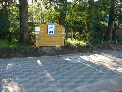 Plaza de aparcamiento para autocaravanas - Ver- & Entsorgungsstation für Wohnmobile - NATURCAMP Pruchten