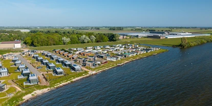 Plaza de aparcamiento para autocaravanas - Swimmingpool - Holanda del Norte - EuroParcs Enkhuizer Strand