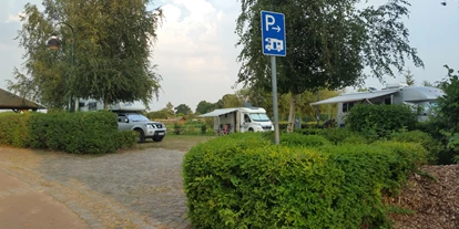 Place de parking pour camping-car - Kummerower See - 5 Stellplätze in Nichtcoronazeiten. Superleise in Sackgasse gelegen. 30 m zum Hafenbecken. - Stellplatz am Hafen Neukalen