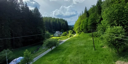Place de parking pour camping-car - Súľov-Hradná - meadow in village between mountains