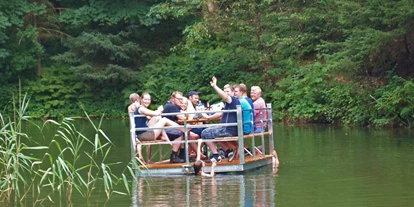 Motorhome parking space - Duschen - Espelkamp - Floß auf dem Waldsee   - Campingplatz am Ehrlingshof