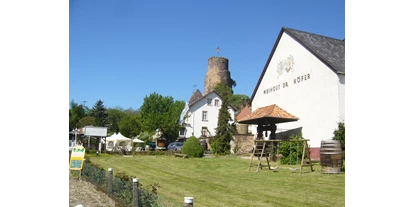 Reisemobilstellplatz - Umgebungsschwerpunkt: Fluss - Wöllstein - Einfahrt zum Weingut Schlossmühle Dr. Höfer - Stellplatz mit Burgblick auf die Burg Layen