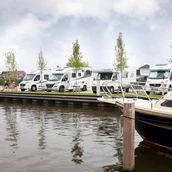 Espacio de estacionamiento para vehículos recreativos - Camperplaats Leeuwarden am wasser - Camperplaats Leeuwarden 