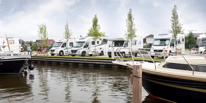Reisemobilstellplatz - Art des Stellplatz: bei Gewässer - Surhuisterveen - Camperplaats Leeuwarden am wasser - Camperplaats Leeuwarden 
