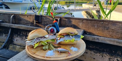 Reisemobilstellplatz - Ueckermünde - Imbiss mit Fischbrötchen, und einiges vom Grill, lecker war die Pommersche Knacker. - Caravan-Anklam