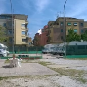 Espacio de estacionamiento para vehículos recreativos - Area Sosta Camper RomaE