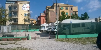 Plaza de aparcamiento para autocaravanas - Art des Stellplatz: vor Campingplatz - Italia - Area Sosta Camper RomaE
