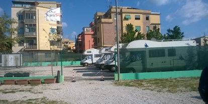 Motorhome parking space - Stromanschluss - Roma - Area Sosta Camper RomaE