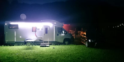 Parkeerplaats voor camper - Wintercamping - Oostenrijk - Stellplatz bei Nacht - KAISER.CAMP