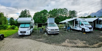 Place de parking pour camping-car - Skilift - L'Autriche - Stellplatz Biker-Ranch mit traumhaften Bergpanorama - KAISER.CAMP