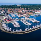 Espacio de estacionamiento para vehículos recreativos - Juelsminde Strand Camping liegt sowohl direkt am Wasser als auch im idyllischen Hafengebiet - Juelsminde AutocamperPlatz