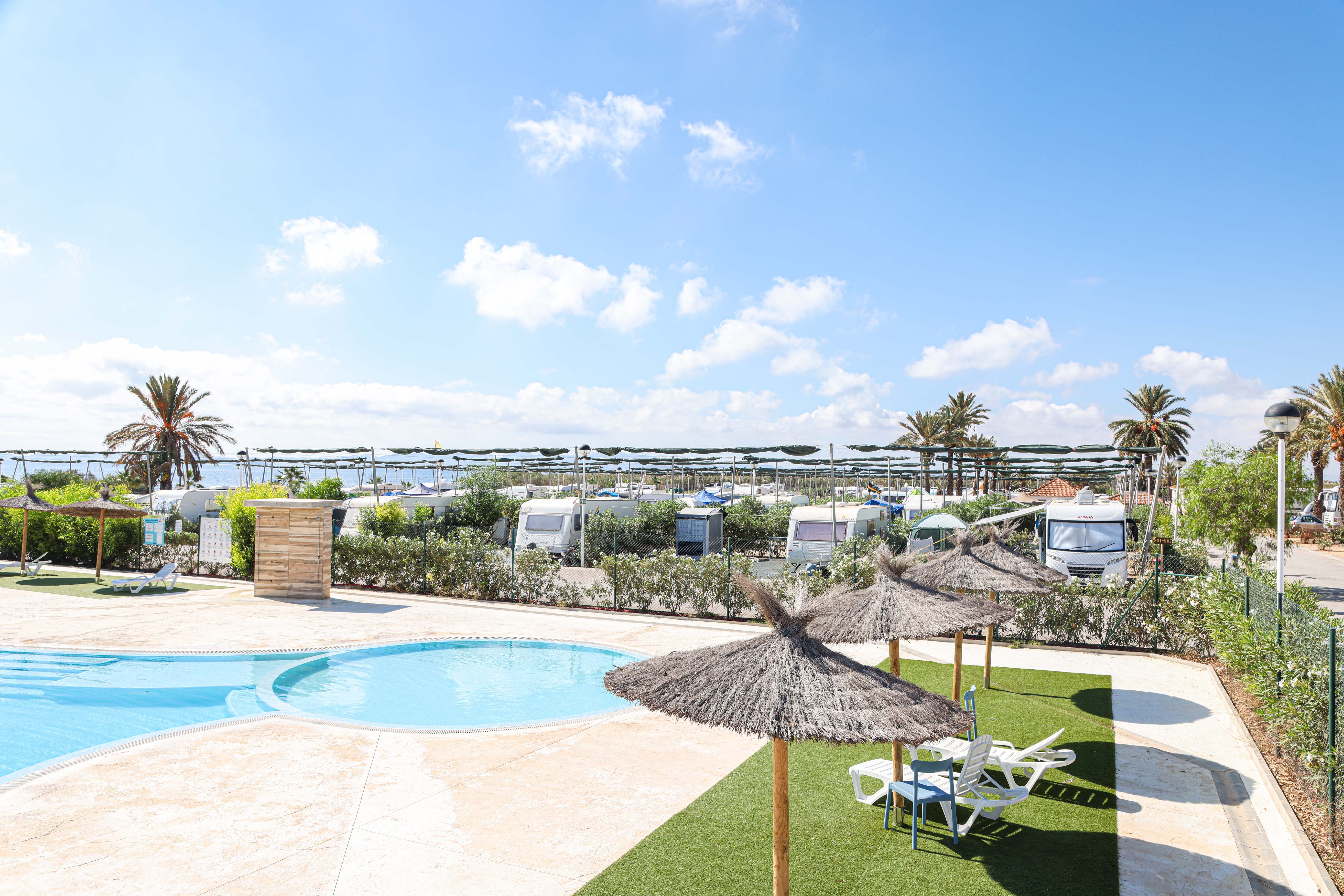Area camper - Ansicht des Campingplatzes von oben, Stellplätze und Schwimmbad. - Camping Mar Menor
