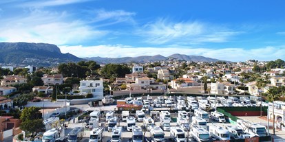 Motorhome parking space - Duschen - Spain - Paraiso Camper mit Blick auf die Berge - Paraíso Camper 