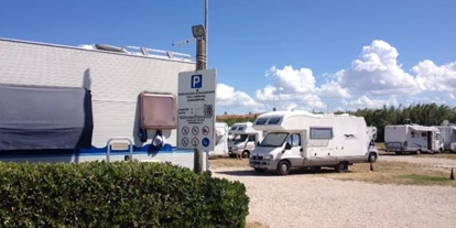 Plaza de aparcamiento para autocaravanas - Pesaro Urbino - Area Camper Sassonia