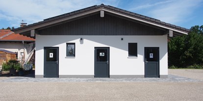 Motorhome parking space - Duschen - Inzell (Landkreis Traunstein) - neues Sanitärgebäude (2024) mit Duschen und Toiletten, Entsorgung für Chemietoilette und überfahrbare Entleerungsmöglichkeit für Grauwasser - Campingplatz Mariengrund 