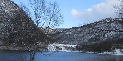 Parkeerplaats voor camper - Angelmöglichkeit - Westland - am See im Winter - Høydal