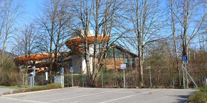 Reisemobilstellplatz - Umgebungsschwerpunkt: Therme(n) - Schönthal - Wohnmobilstellplätze im Frühjahr -  im Hintergrund die AQACUR Bade- und Saunawelt - Stellplatz AQACUR Badewelt