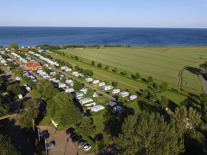 Place de parking pour camping-car - Badestrand - Großenbrode - linke Reihe: Wohnmobilplätze innen - Rosenfelder Strand Ostsee Camping