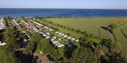Reisemobilstellplatz - Stromanschluss - PLZ 23769 (Deutschland) - linke Reihe: Wohnmobilplätze innen - Rosenfelder Strand Ostsee Camping