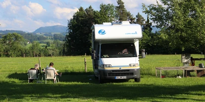 Plaza de aparcamiento para autocaravanas - Wohnwagen erlaubt - Isny im Allgäu - schöner Bergblick - Campinghof Sommer