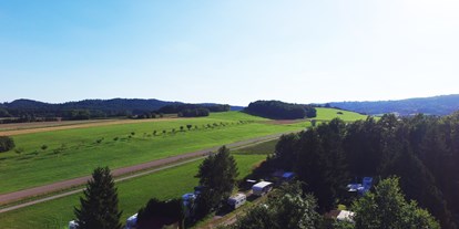 Reisemobilstellplatz - Umgebungsschwerpunkt: Fluss - PLZ 91207 (Deutschland) - Ausblick vom Campingplatz - Camping in Berg