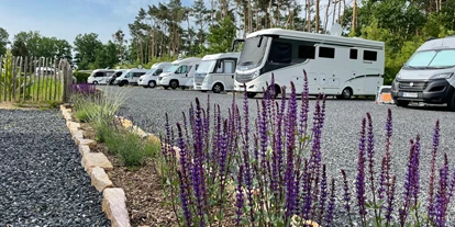 Place de parking pour camping-car - Frischwasserversorgung - Gütersloh - Reisemobilhafen mit 32 Stellplätzen vor der Schranke - Campingpark Heidewald