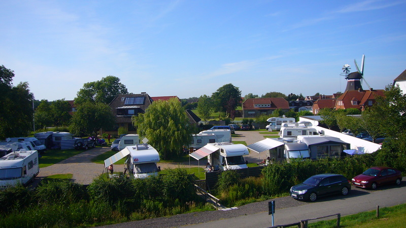 Wohnmobilstellplatz - Blick vom Seedeich auf den Platz - Camping Nordstrand Platz Margarethenruh